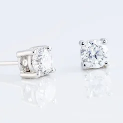 Histoire d'Or Boucles D'oreilles Puces 4 Griffes Or Blanc Diamant Synthetique